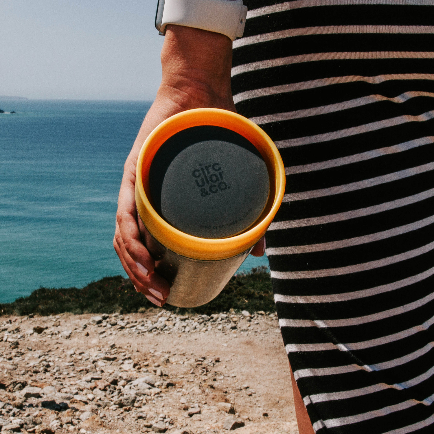 Circular Cup Large - Black & Electric Mustard