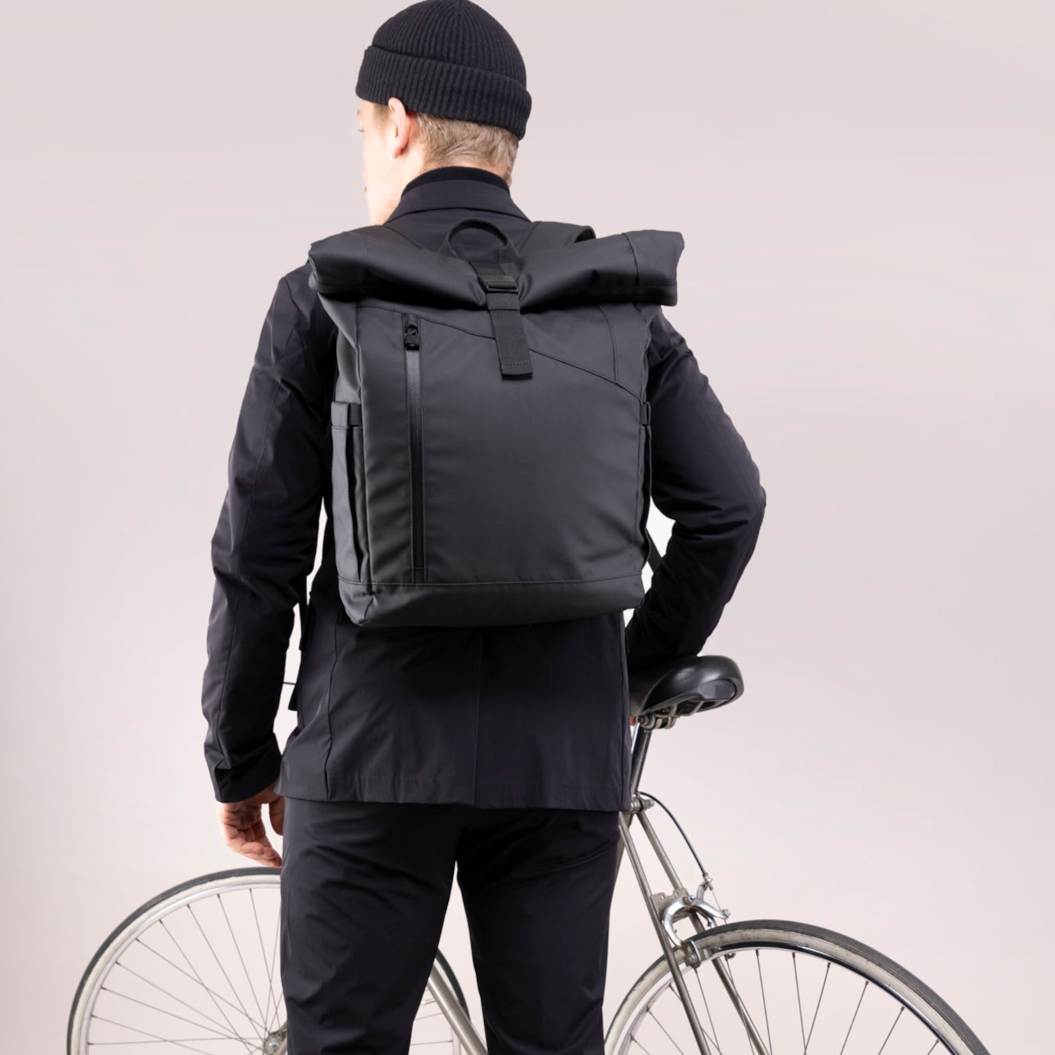 TROIKA BLACK ROLL TOP