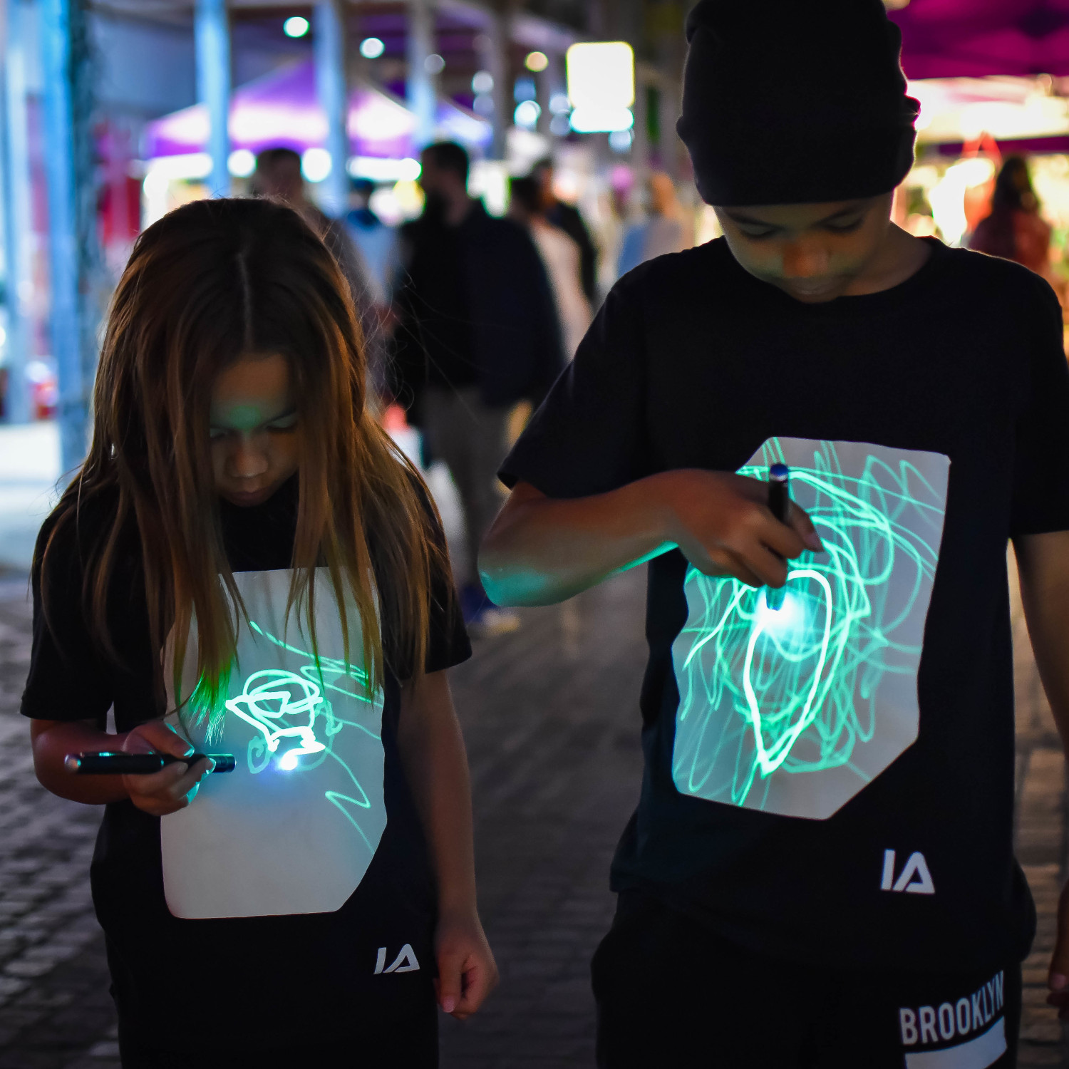 Interactive Glow T-Shirt incl. Keyring Black, L 